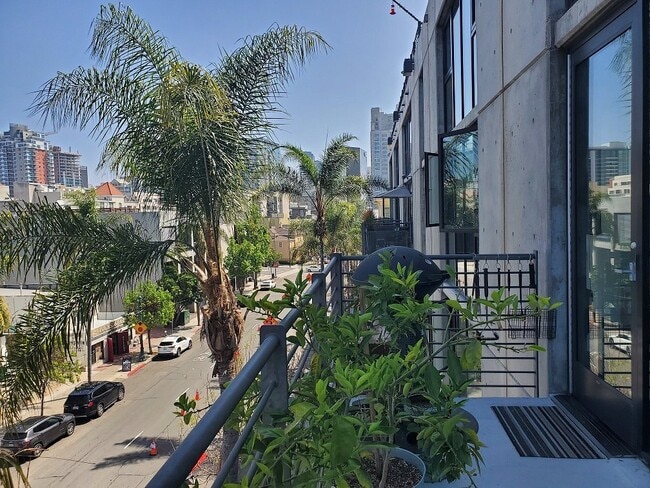 Building Photo - Downtown Loft living in Little Italy