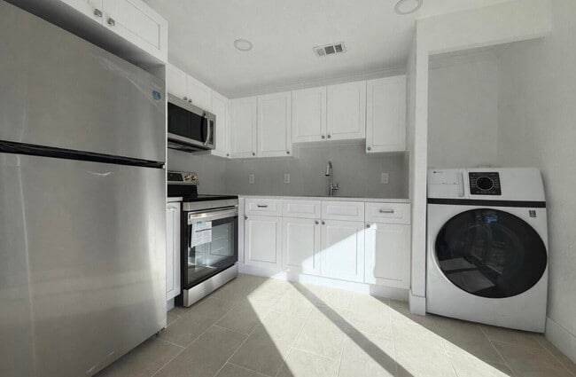 Building Photo - 736 Neil Rd