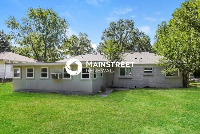 Building Photo - 3 Bedroom Pet-Friendly Home in Overland Park, KS with Main Street Renewal