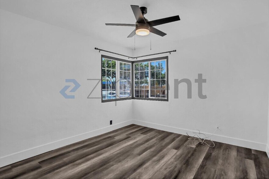 Building Photo - Unit 807