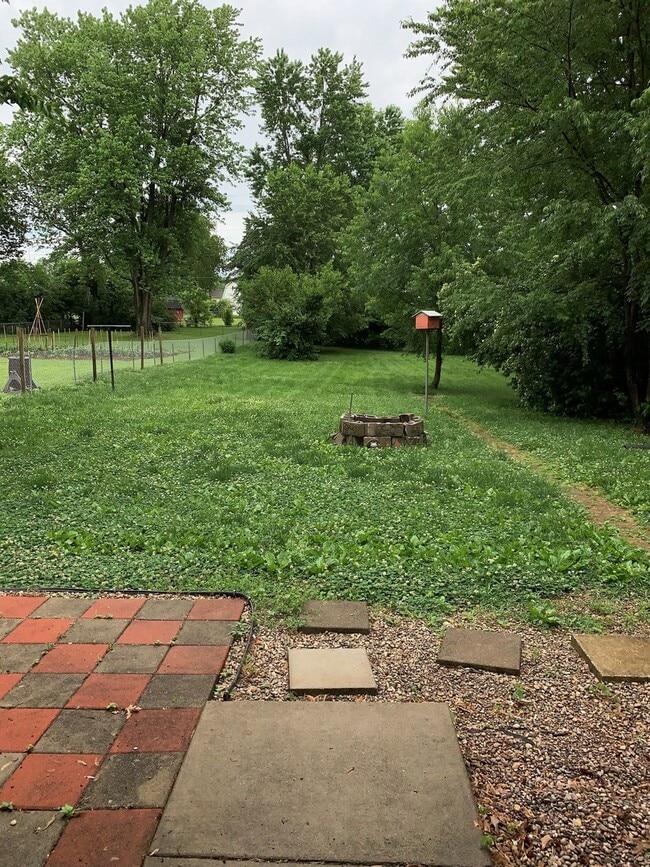 Building Photo - Cute house with a fenced in yard!