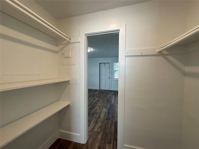 Building Photo - 1821 Thomas St