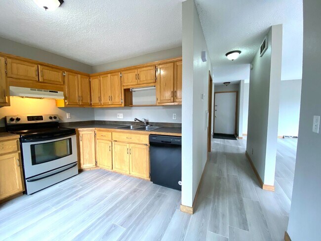 Building Photo - 4 Bedroom Townhome by Moorhead High School!