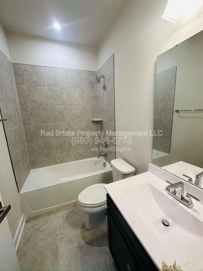 Building Photo - 9902 Oaklawn Blvd NW