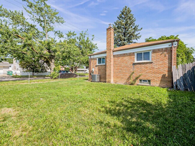 Building Photo - Charming 3-Bedroom Ranch in the Heart of Garden City