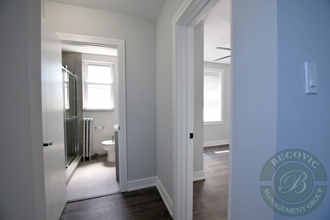 Building Photo - 1521 W Sherwin Ave