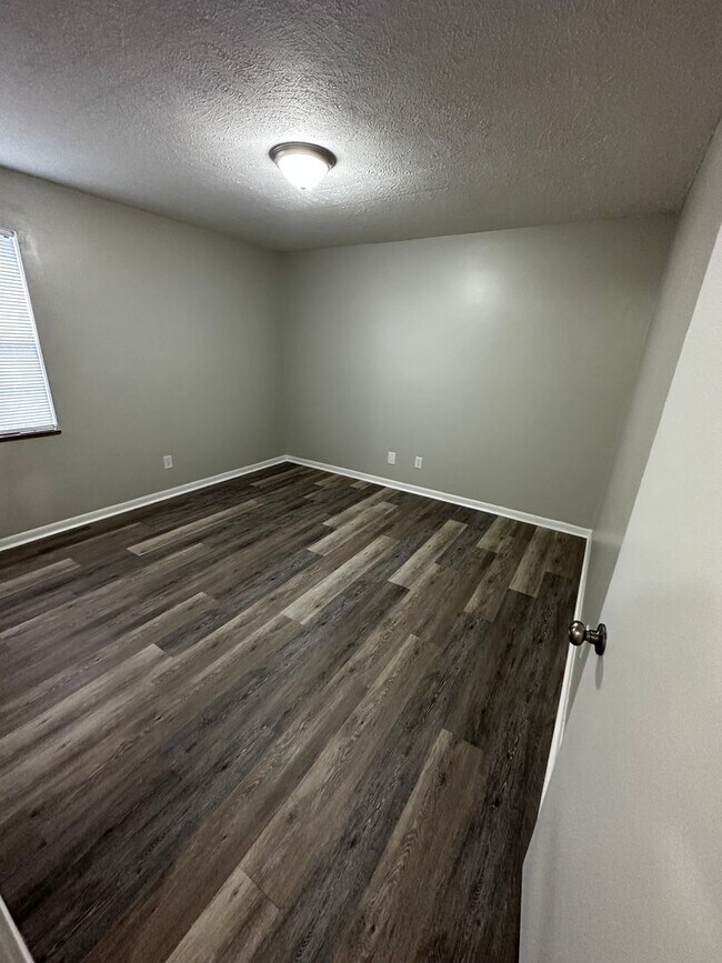 Building Photo - Newly Renovated 1 Bedroom, available Mid A...