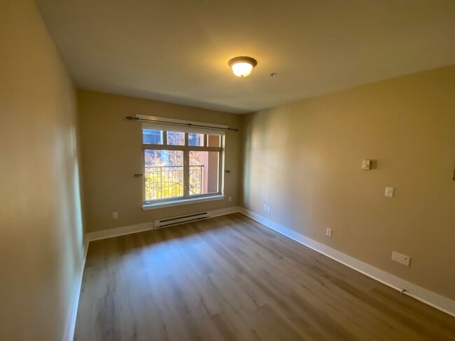 Building Photo - Queen Anne Condo!!