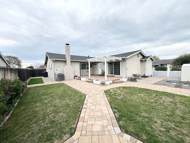 Building Photo - Perfect Shape Pleasanton Single Family Home in Val Vista neighborhood