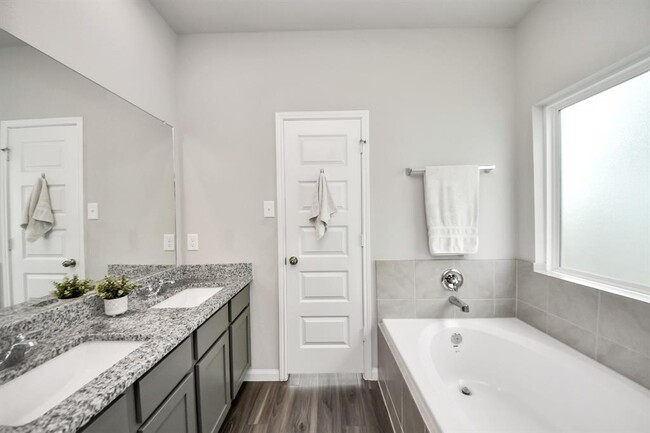 Building Photo - 2473 Carp Dr