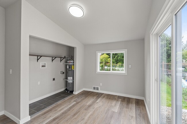 Building Photo - 207 N Alder St