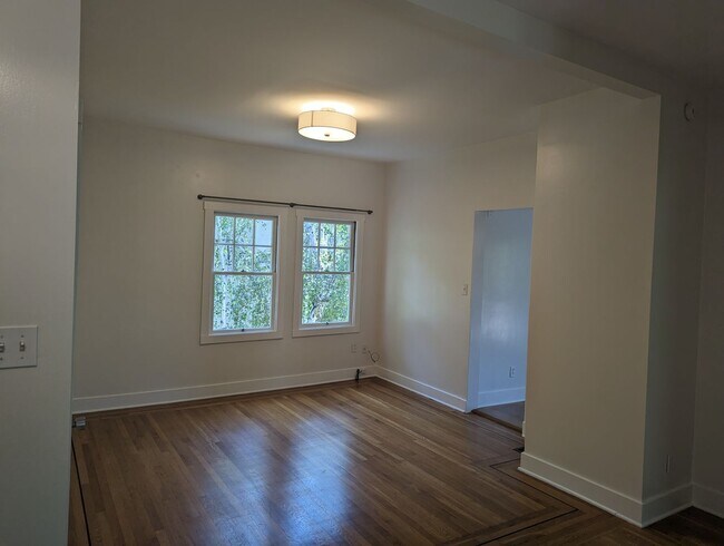 Building Photo - COMING SOON-A sunny top floor flat, 3 bedrooms, 2 bathrooms, living room and large kitchen with p...