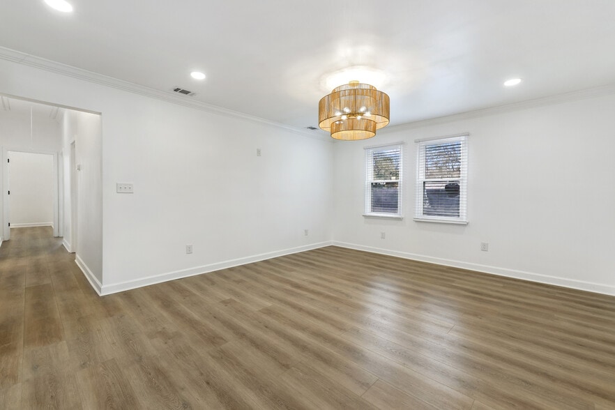 Building Photo - 711 W 44th St