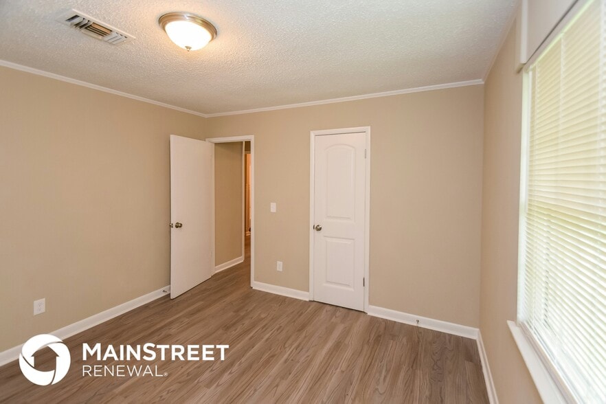 Building Photo - 5084 Oak Leaf Cir