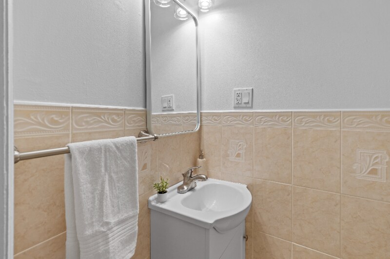 Building Photo - 1626 Union Turnpike