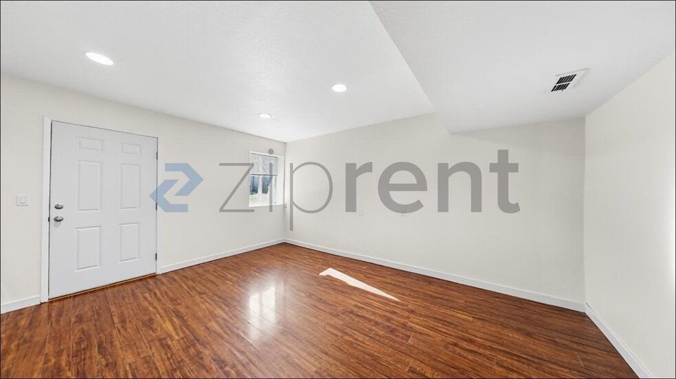 Building Photo - Unit