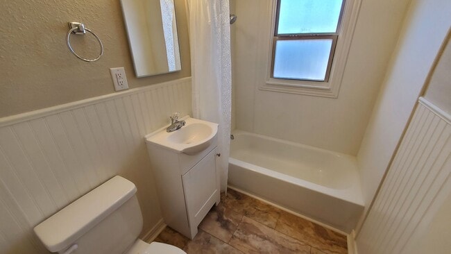 Building Photo - 106 S Palo Duro St