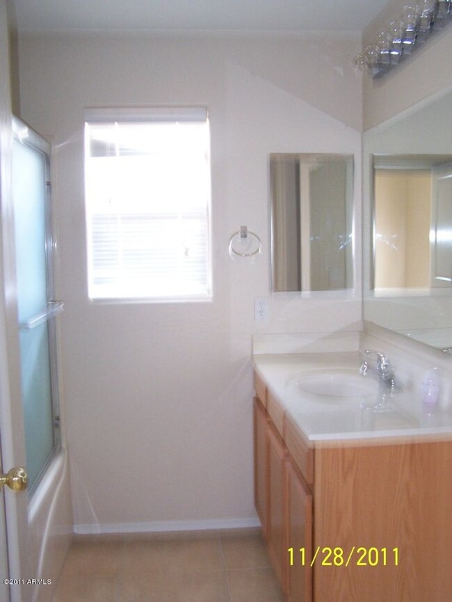 Building Photo - 3 Bed, 2 Bath Home in Power Ranch Subdivis...
