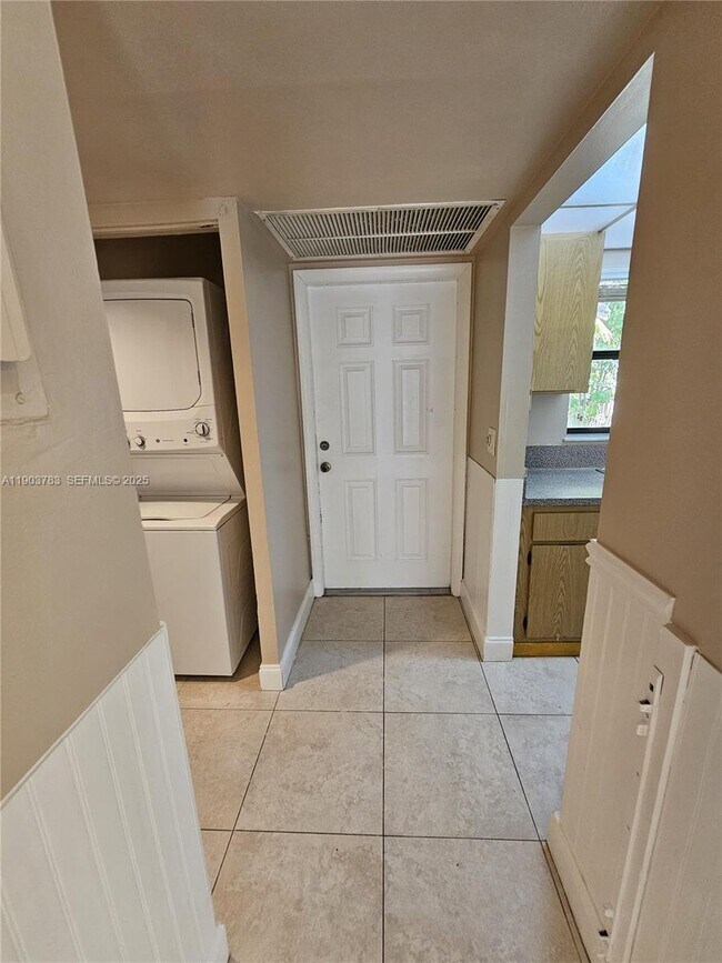 Building Photo - 1630 Sandpiper Blvd