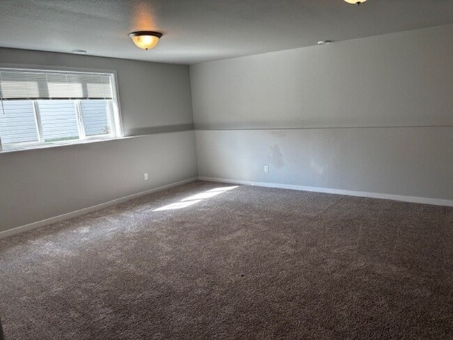 Building Photo - 4 Bed 2 Bath Single Family Home