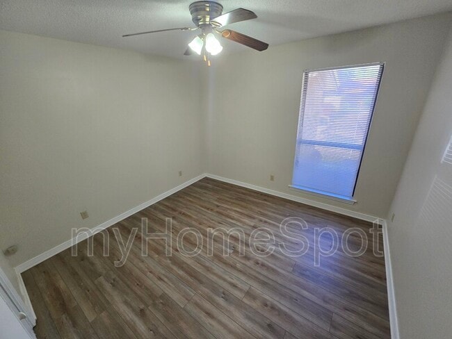 Building Photo - 8430 Country Walk Dr