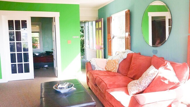 Building Photo - 2 & 4 Bedroom Apartments with Classic Charm & Bay View