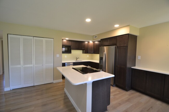 Building Photo - New Updated Main Level Condo with 24/7 Sec...