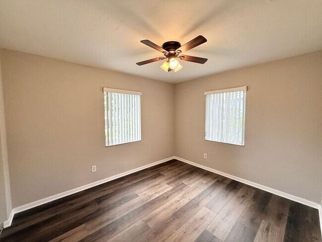 Building Photo - Cute 3/2 Home in Deltona!
