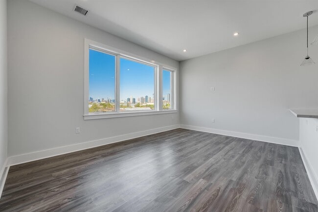 Building Photo - 658 Grand St