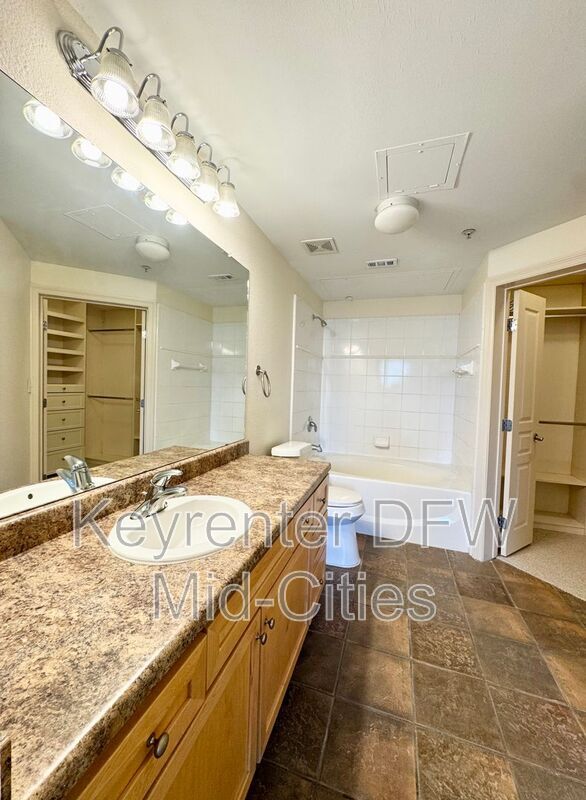 Building Photo - 330 E Las Colinas Blvd