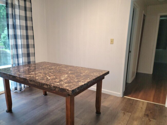 Building Photo - 3 Bedroom 1 Bath Home with Shop