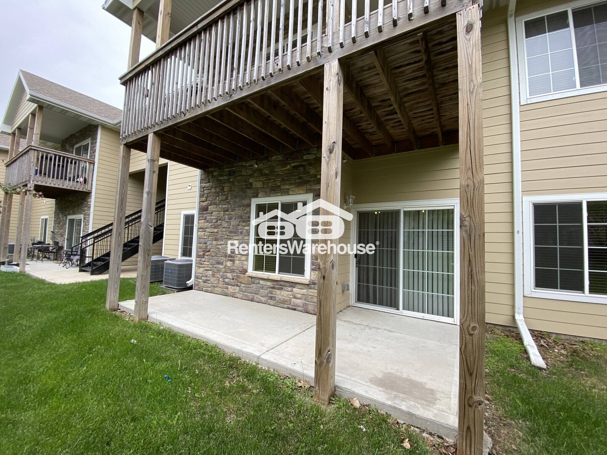 Building Photo - 2000 Meadow Ct