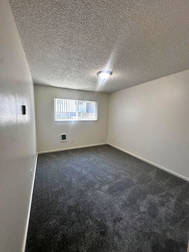 Building Photo - MOVE IN SPECIAL: $300 OFF - Remodeled 2 Be...