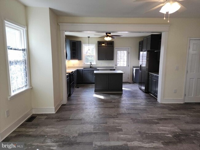 Building Photo - 522 S Broadway