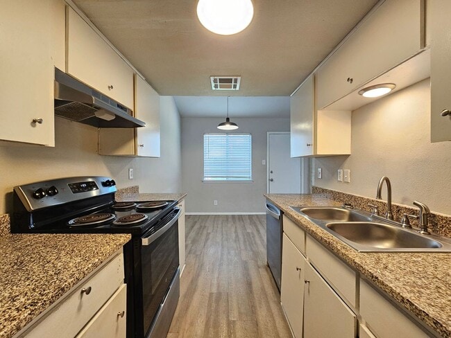 Building Photo - 3106 Trenton Dr