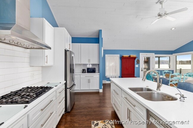 Building Photo - 3 bed, 2.5 bath Located on Bostwick Lake