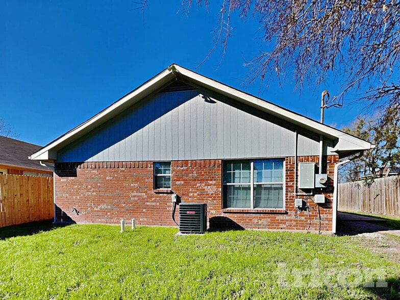 Building Photo - 185 Trout St