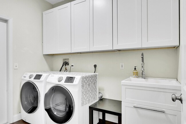 Building Photo - 3354 Greenview Terrace W