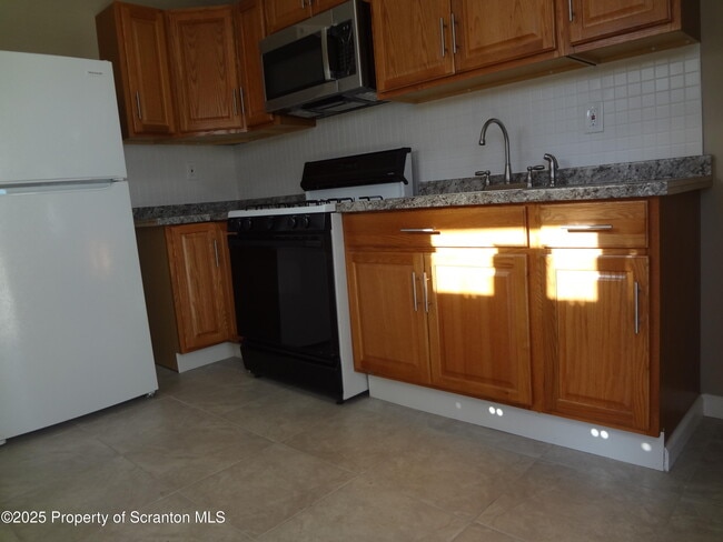 Building Photo - 539 Back St