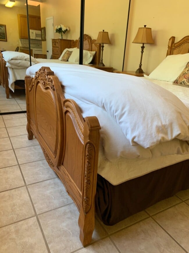 Building Photo - Studio