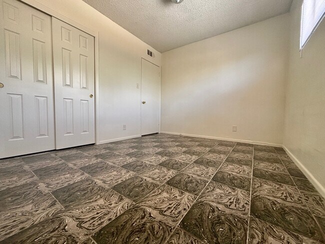 Building Photo - 5220 Apple Valley Ln
