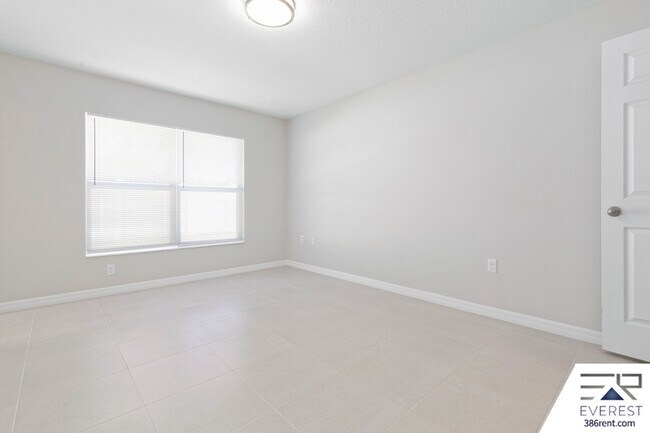 Building Photo - 30 Uniondale Pl