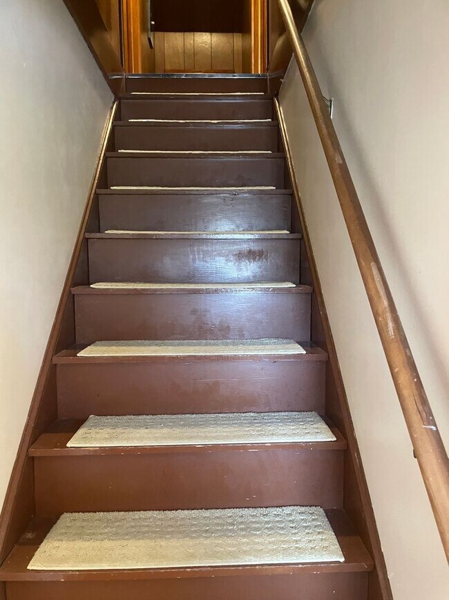 Building Photo - Roommate Needed for 4 BR 1 BATH home