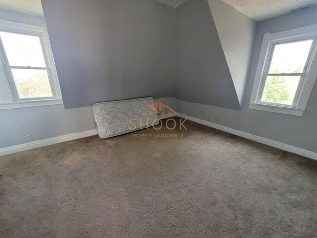 Building Photo - LARGE DOWNTOWN HOME WITH LARGER THAN AVERA...