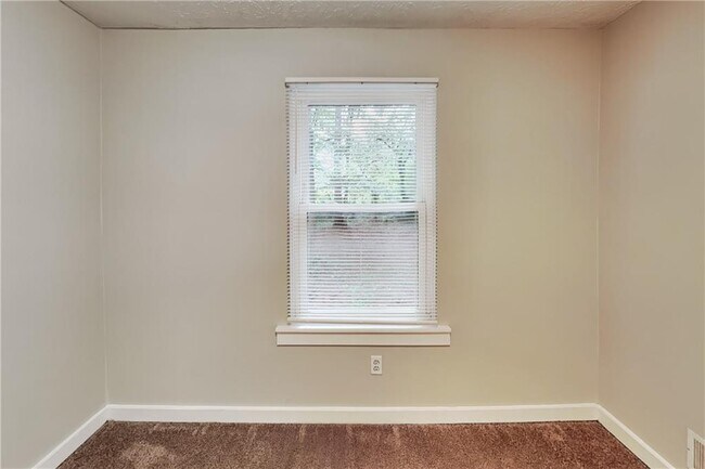 Building Photo - 4579 N Woodlake Ln SE