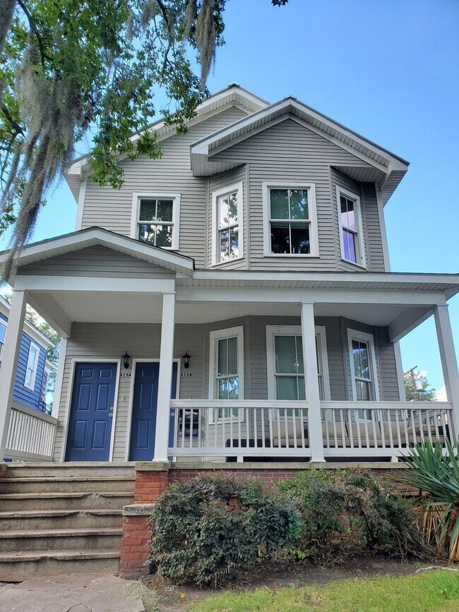 Primary Photo - Newly Renovated 2B Apartment just Blocks f...