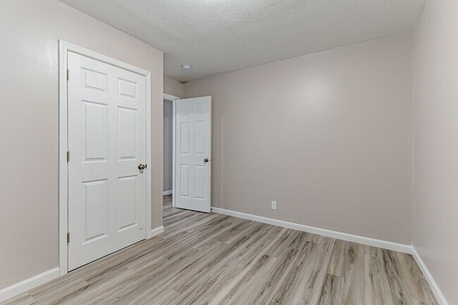 Building Photo - 1603 Kings Way