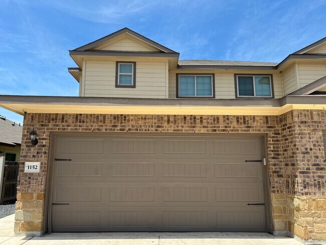 Building Photo - Luxury 3/2 Townhouse in Seguin, TX