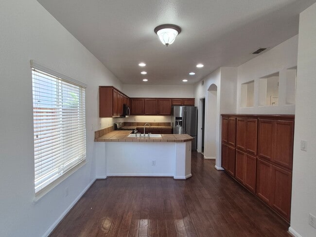 Building Photo - 5 Bedroom 3 bath Home