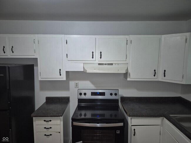 Building Photo - 2725 Kristen Dr W